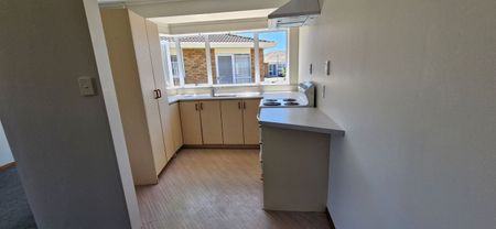 Spacious 2 bdrm house with a single secure garage - Photo 4