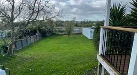 Bright and Sunny - Photo 2