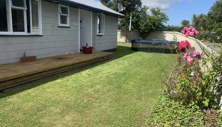 Three bedroom home - West side! - Photo 2