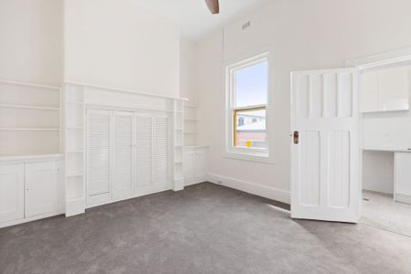 Spacious One Bedroom Character Home in Prime Location - Photo 4