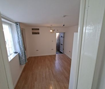 Studio Flat, Farley Hill, LU1 - Photo 1