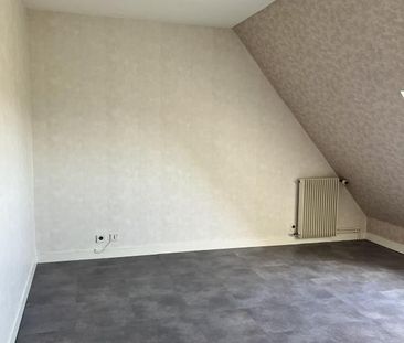 Appartement T4 bis duplex dans le centre bourg de CHENERAILLES - Toutes les commodités (épicerie, pharmacie, boulangerie...) sont à quelques minutes à pied ainsi que les écoles, primaire et secondaire - Photo 2