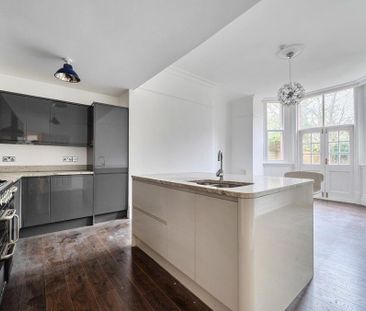 3 bedroom flat to rent - Photo 4