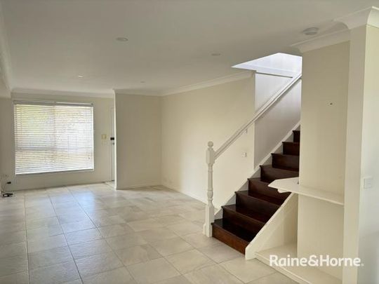 2 BEDROOM TOWNHOUSE IN THE HEART OF MACQUARIE FIELDS - Photo 1