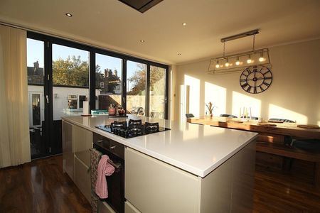 3 Bedroom House - Mid Terrace To Let - Photo 5