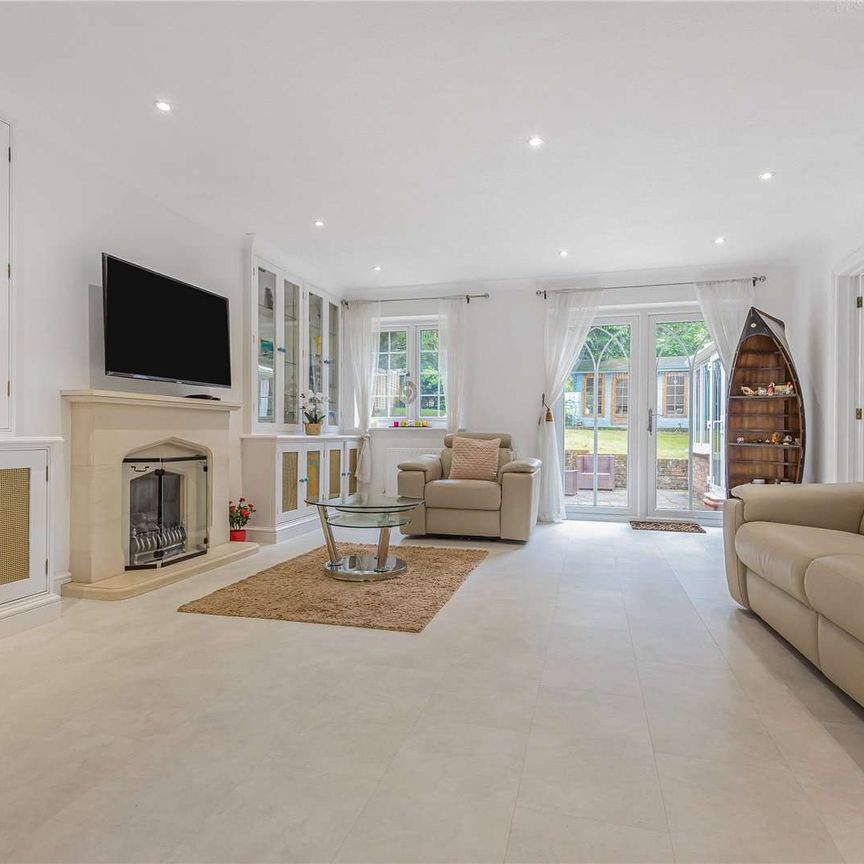 A substantial family home set in a desirable private road in Sevenoaks. - Photo 1