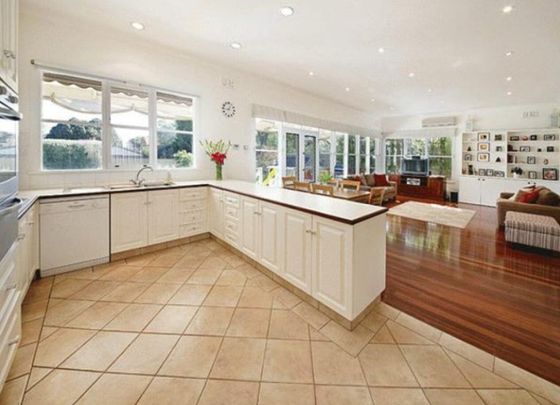 Sandringham - Photo 1