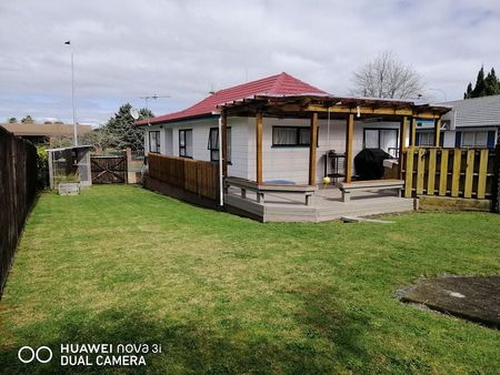 Fully fenced quality home on good location - Photo 4