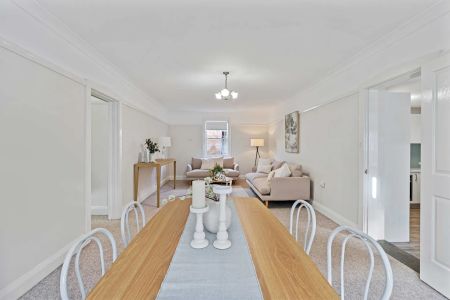 Prime CBD Location – Spacious Double Brick Californian Bungalow - Photo 2