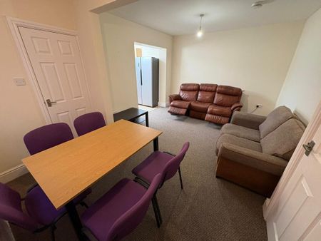 5 Bed Student Accommodation - Photo 2