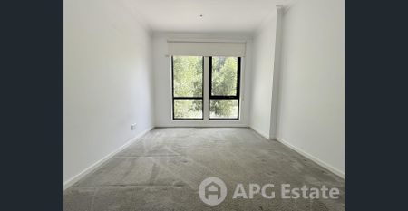 Spacious 3-Bedroom Home with Garage & Extra Parking in the Heart of Maidstone - Photo 2