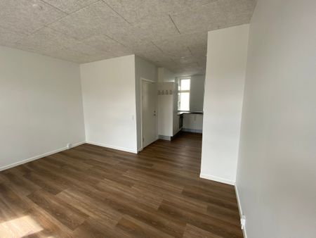 Total nyrenoveret 2 værelses lejlighed.. - Photo 4