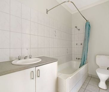 Ground level 2-bedroom unit with private courtyard - Photo 2