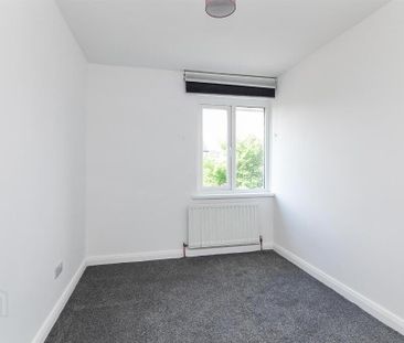 33 Westmount Avenue, Carrickfergus, BT38 8DQ - Photo 5