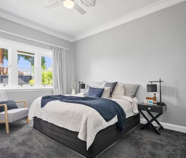 Meticulous and Spacious Family Home - Garden Maintenance Included - Photo 3