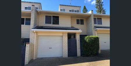 Stylish Townhouse Offering Space, Comfort & Convenience - Photo 4