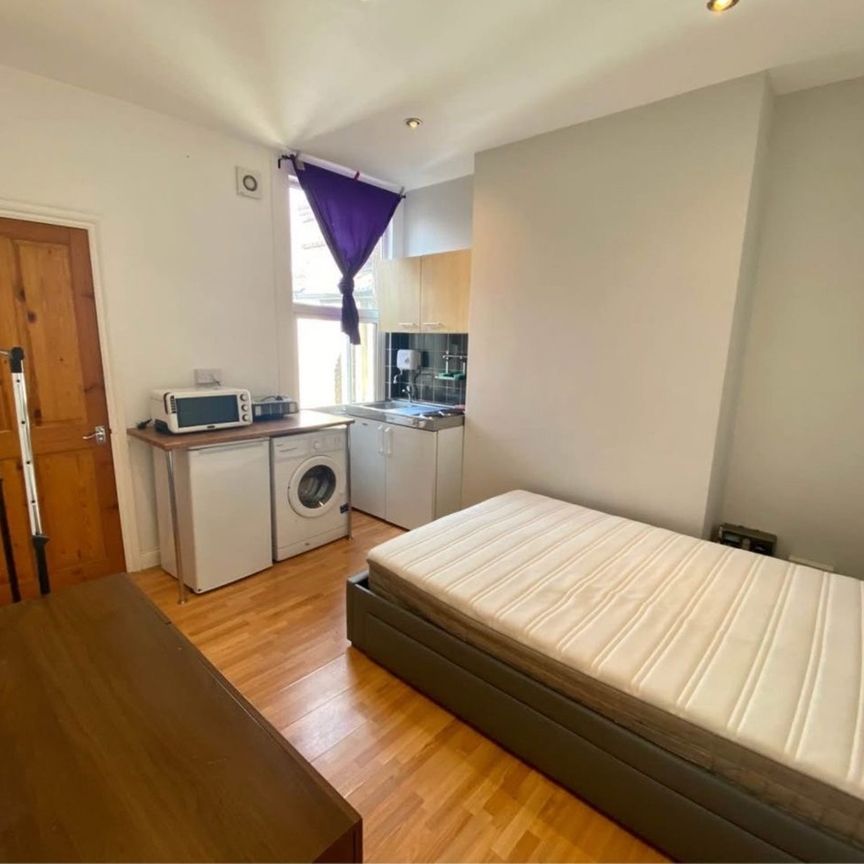Studio Flat, London, SW16 - Photo 1