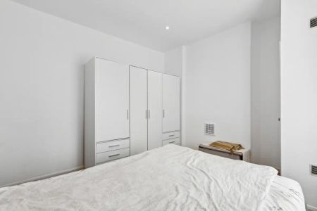 2 bedroom flat in London - Photo 4