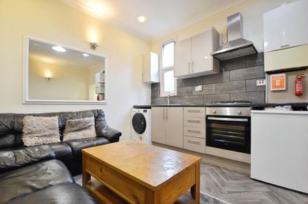 2 bedroom Flat To Let - Photo 4