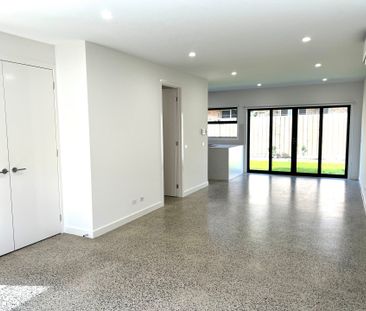 Prime Location - Spacious Double Storey Townhouse - Photo 2