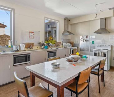 Clifton House - Comfortable, Convenient, and Female-Only - Photo 3