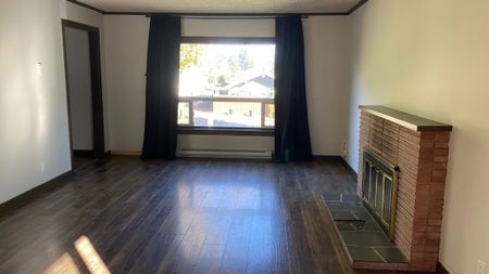 1023 Dufferin Crescent - Photo 2