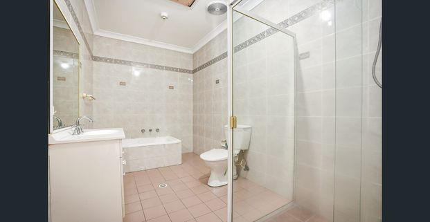 Spacious Townhouse in Prime Campsie Location - Photo 1