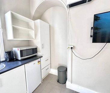 Ensuite Room for Rent in the Heart of Oxford Street - Photo 2