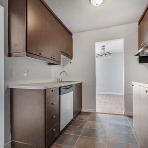 logement 5 1/2 au RC avec cour privée, cabanon et 2 stationnements, 3 chambres à coucher, Duvernay, Laval - Photo 2