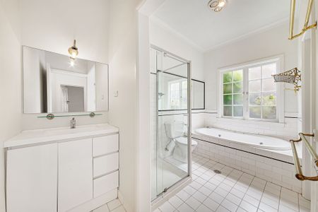 Light Filled Character Home With Pool - Photo 4