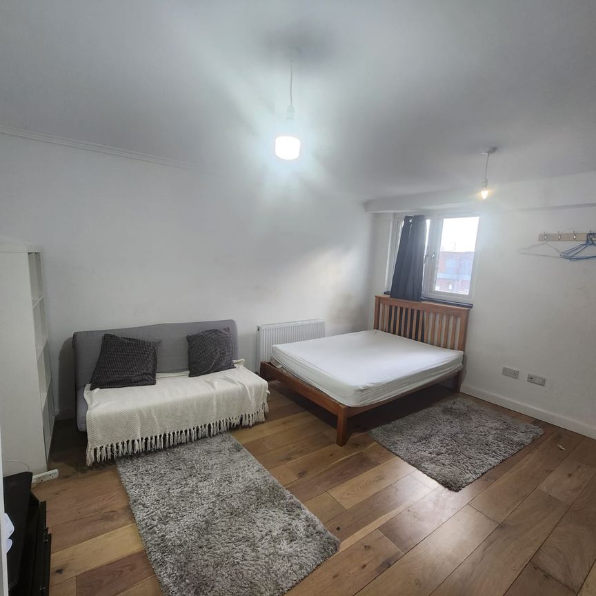 WF1, Wakefield - Photo 1