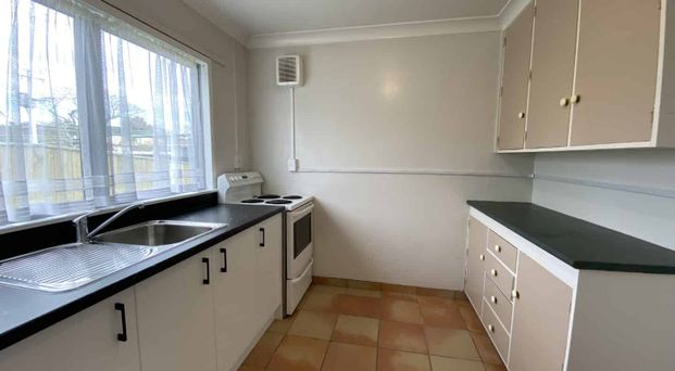 Sunny Central Upper Hutt One-Bedroom Flat - Photo 1