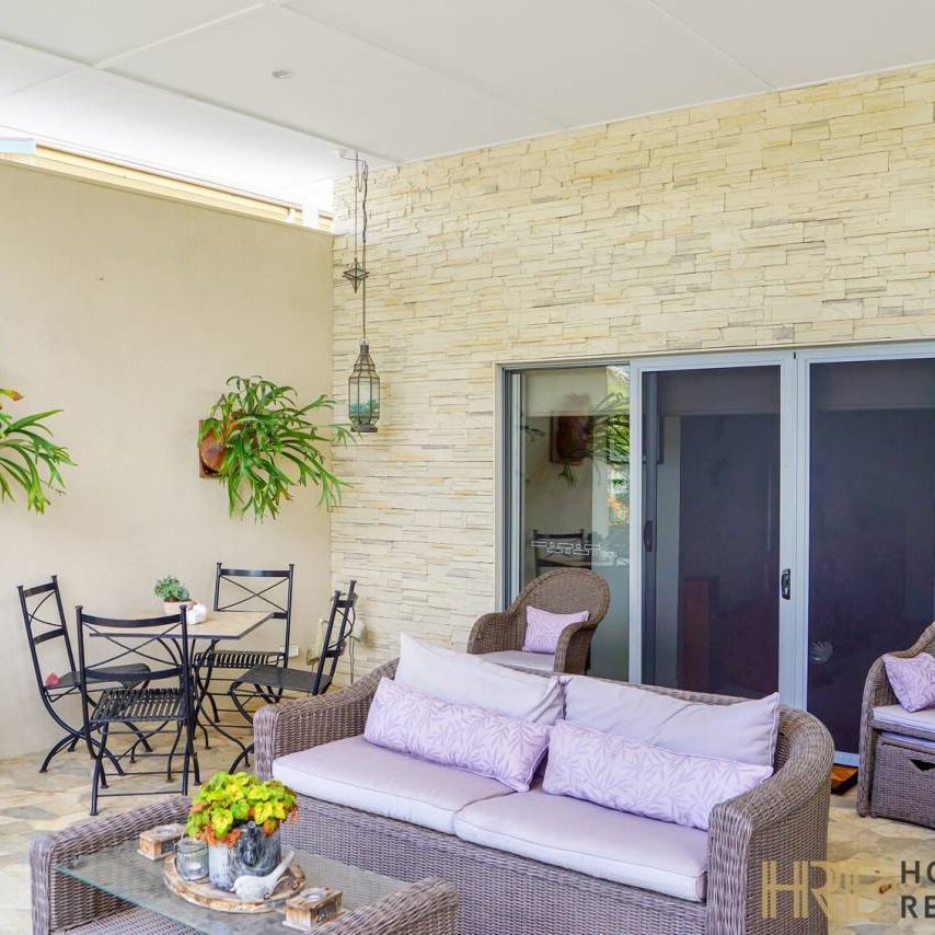 Fully Furnished Luxury Home - Photo 1