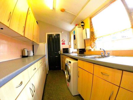 1 bedroom in a house share to rent - Photo 2