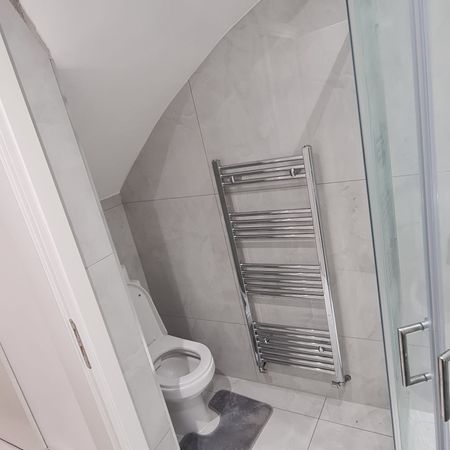 Ensuite -double bedroom to let close to Barking side station- 850 PCM - Photo 5