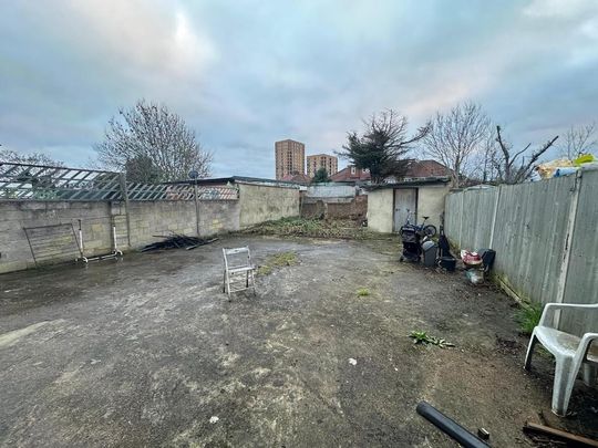 Brassie Avenue, East Acton, London, W3 7DE - Photo 1