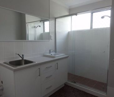 2 Bedroom Unit - Walk to Greenslopes Busway & Private Hospital - Photo 4