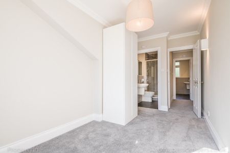 Flat to rent - The Gardens, London, SE22 - Photo 2