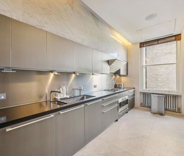 A spectacular duplex apartment situated in an exclusive development, W8. - Photo 3