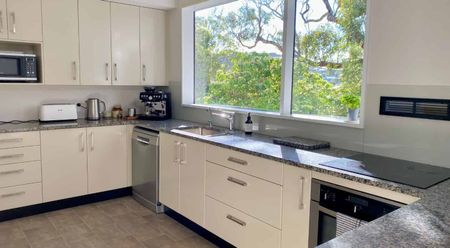 CLASSIC MID-MODERN CENTURY HOME: - Photo 5