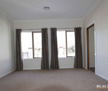 SPACIOUS AND MODERN 4 BEDROOM TOWNHOUSE - Photo 3