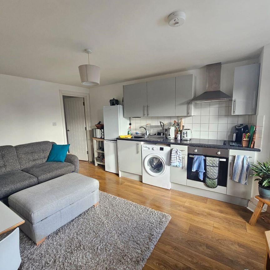 Leigh Road, Eastleigh - Photo 1