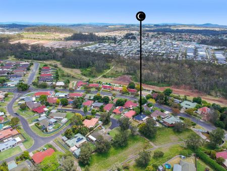 Quiet Cul-De-Sac Four Bedroom Home - Photo 5
