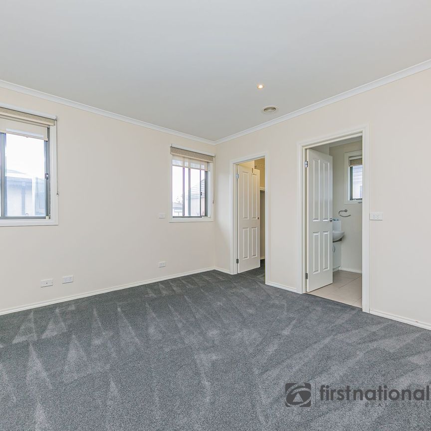 Luxury Townhouse in Prime Location! - Photo 1