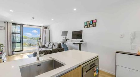2-Bed Apartment with Rangitoto Views - Photo 4