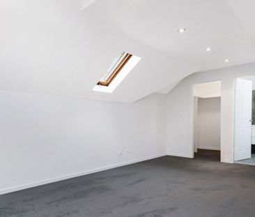Stylish Three-Bedroom Townhouse with Private Courtyard - Photo 6