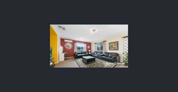 3-bedroom house in Cranbourne North! - Photo 1