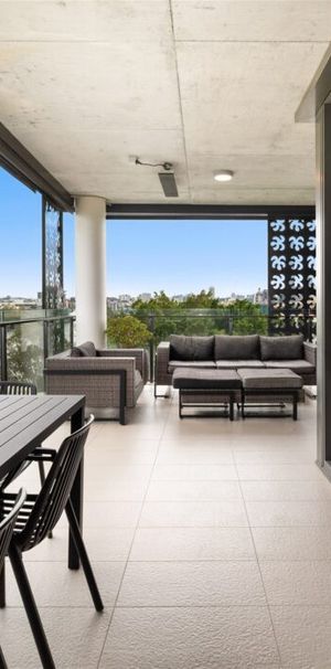 Fully Furnished River Front Two Bedroom Apartment with Two Car Parks - Photo 1