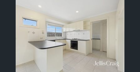 Stylish Coastal Living in a Quiet Chelsea Court - Photo 4