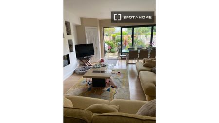 Ensuite room for rent in a 3 bedroom house in Sandymount - Photo 3